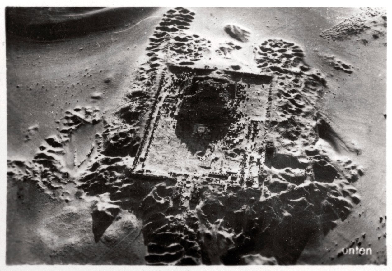 Letecký pohled na archeologické vykopávky poblíž Sakkáry, Egypt, 1931 1933 od Unbekannt
