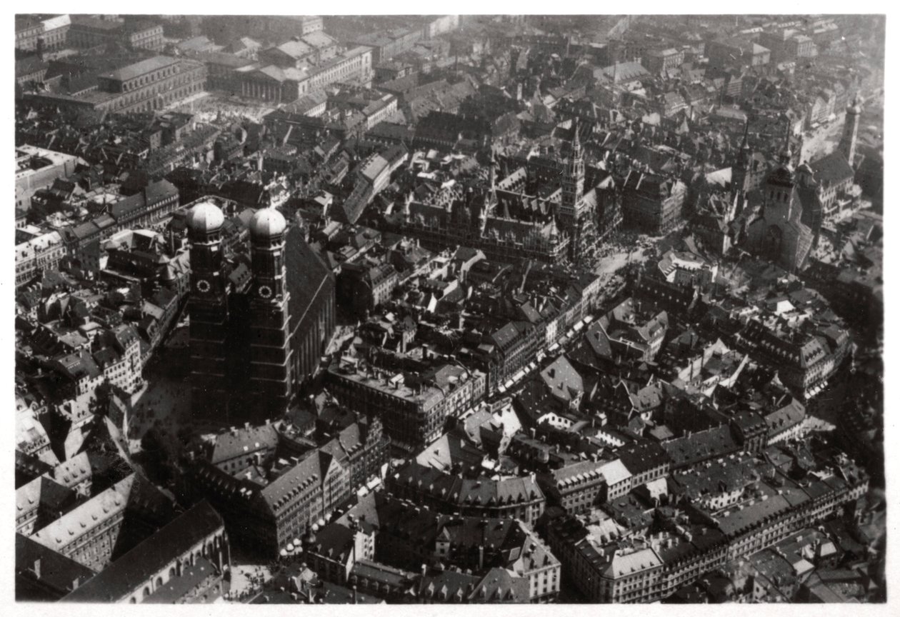Letecký pohled na Frauenkirche, Mnichov, Německo, ze Zeppelinu, c1931 1933 od Unbekannt