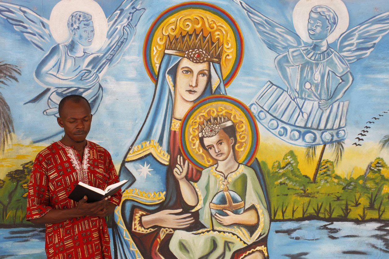 Africký muž čte bibli, Togo Ville, Togo od Unbekannt