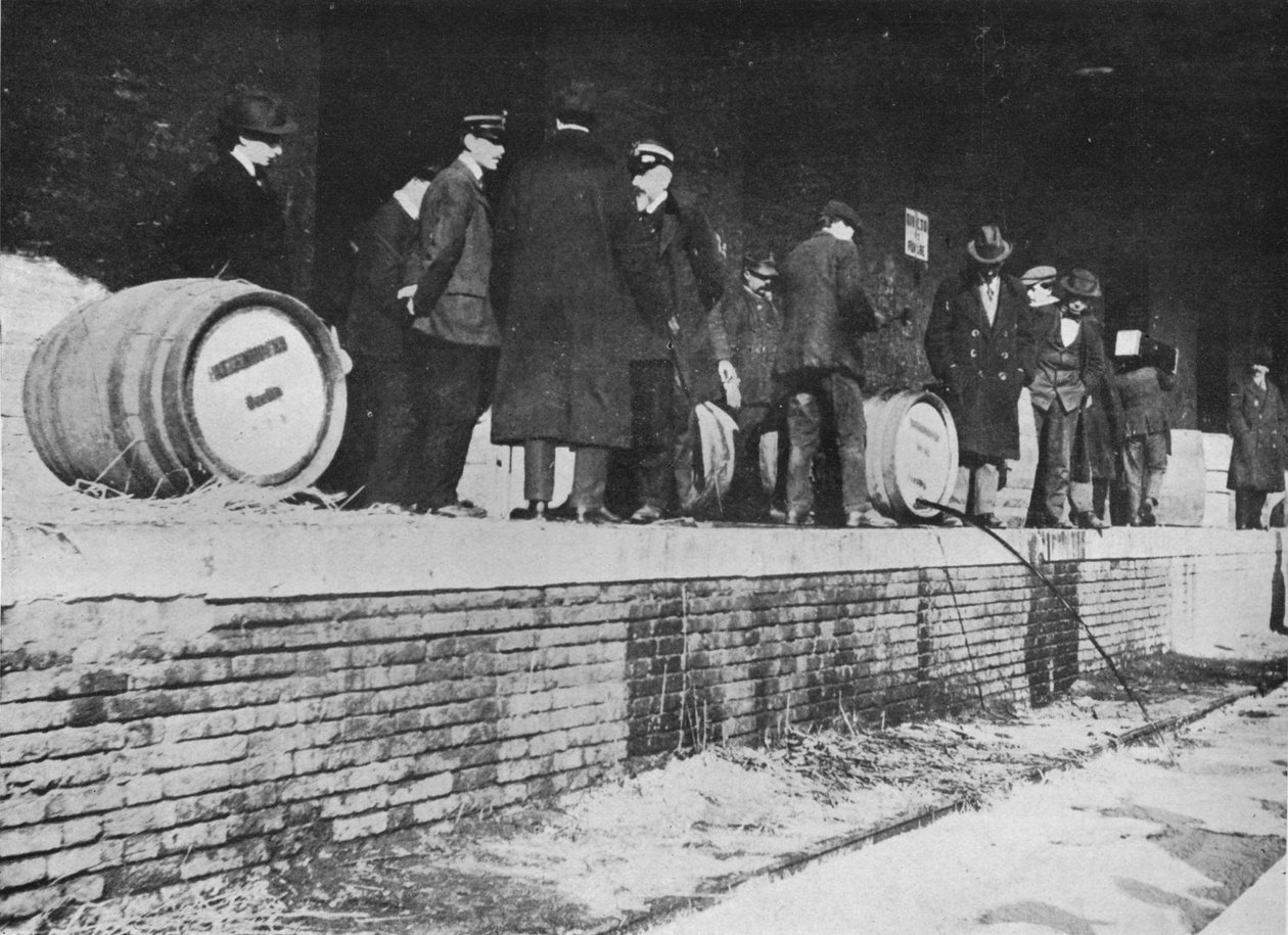 Po vyhlášení války: Německé pivo utíká v italském celním skladu, 1915 od Unbekannt