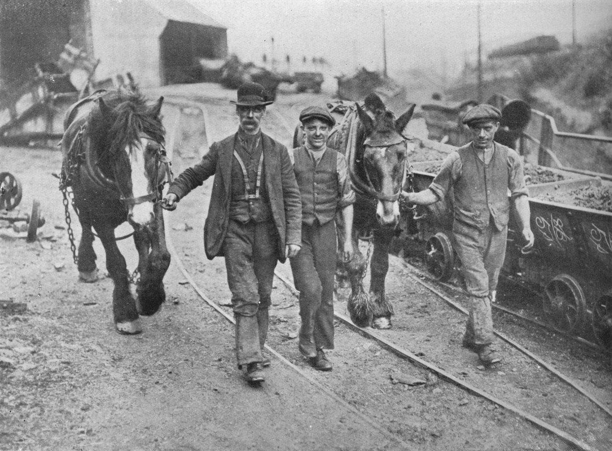 Po osídlení: Horníci odvádějící své poníky zpět do jámy, 1915 od Unbekannt
