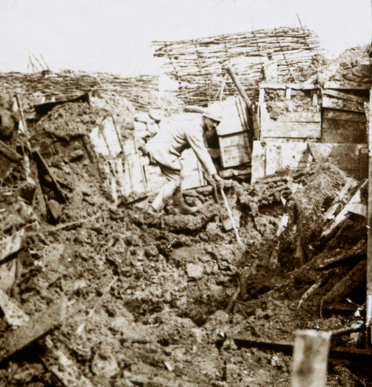 Následky granátu, voják v kráteru, c1914-c1918 od Unbekannt