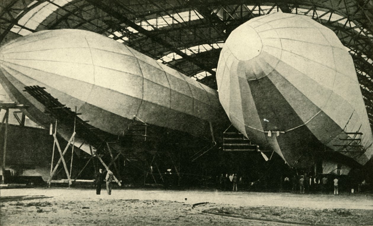 Vzducholodě v hangáru, první světová válka, 1914, c1920. od Unbekannt
