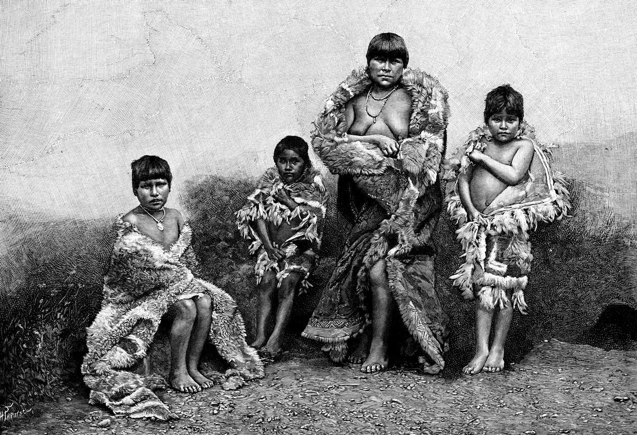 Alakaluf Fuegians, oblečený do guanakových kůží, Chile, 1895 od Unbekannt