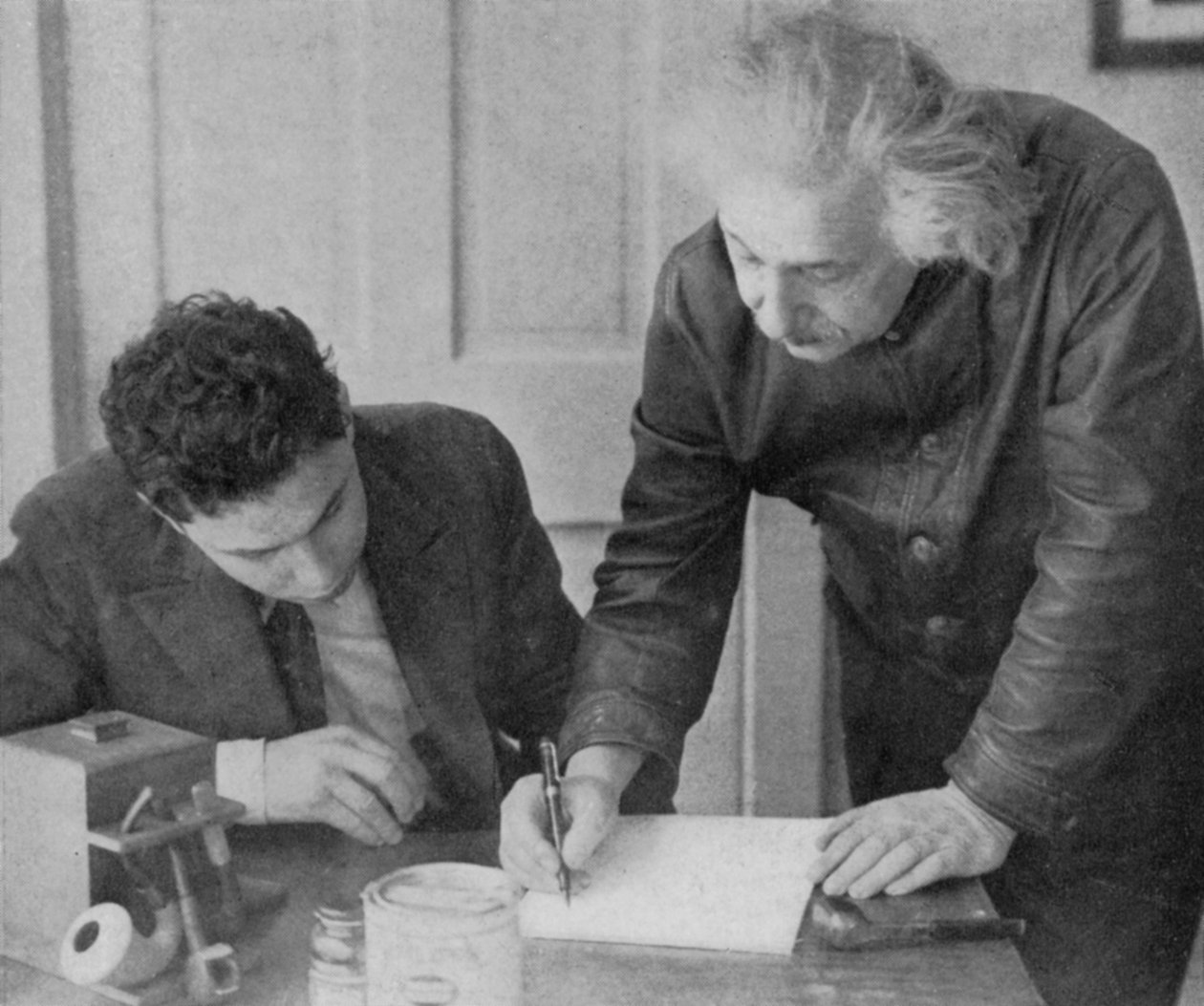 Albert Einstein, německo-švýcarsko-americký matematik a fyzik, se studentem od Unbekannt
