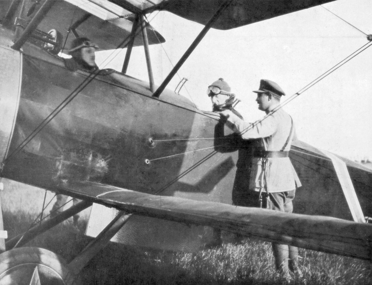 Albert I. Belgický, odlétající letadlem navštívit linie Yser, c1917 od Unbekannt