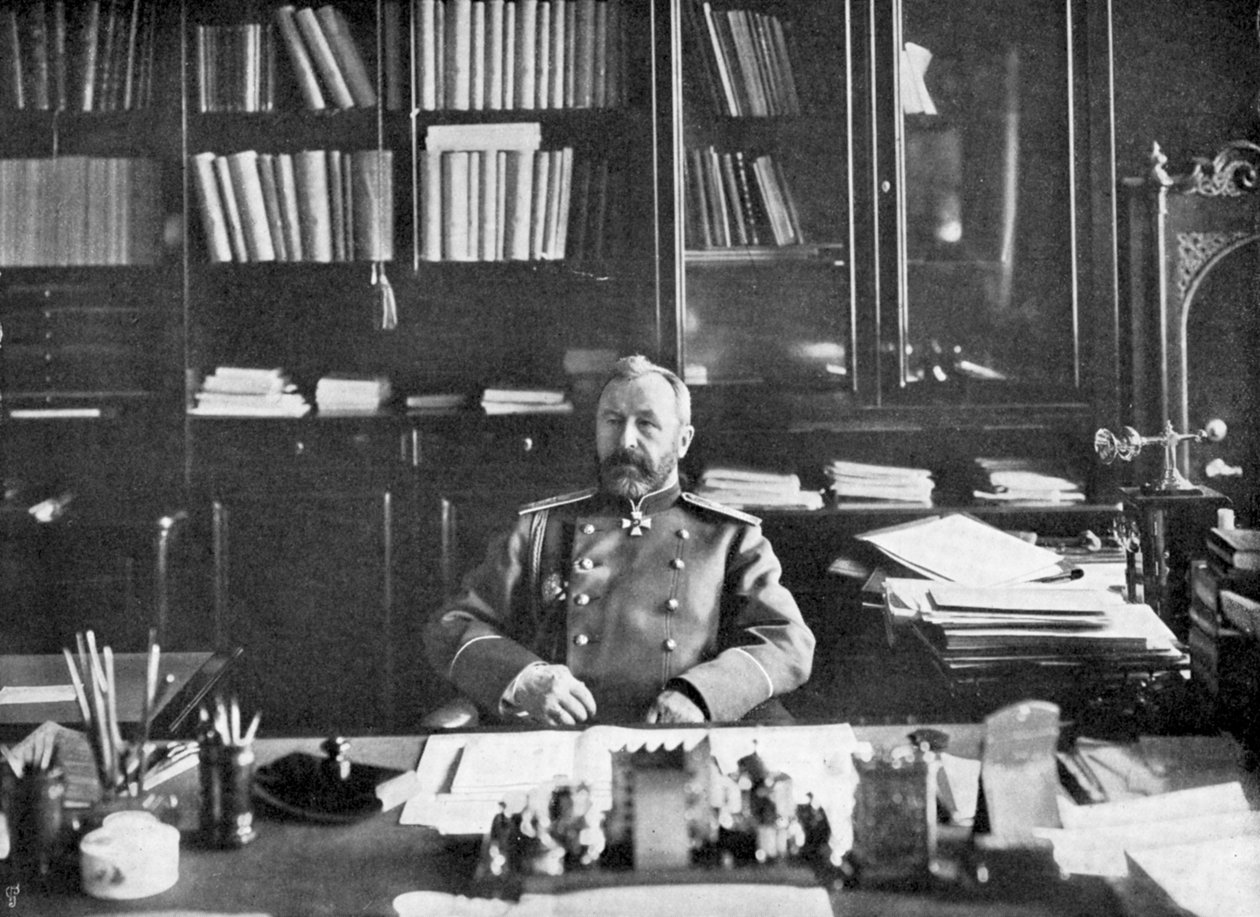 Alexej Nikolajevič Kuropatkin ve své knihovně, 1904-5 od Unbekannt