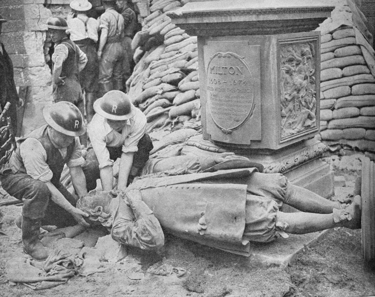 Celovečerní nájezd na hlavní město Británie - Socha Johna Miltona, 1940, 1940 od Unbekannt