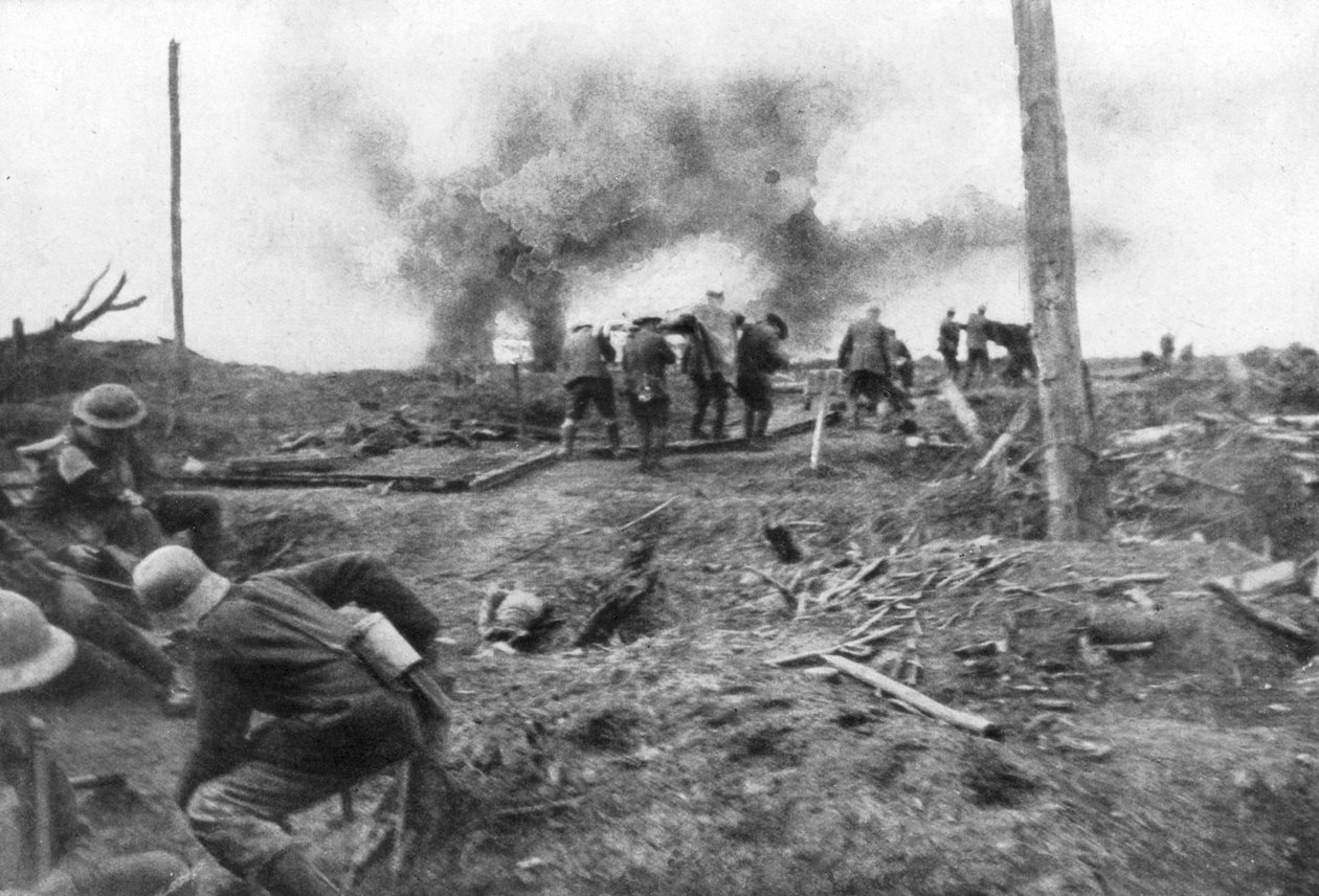 Spojenecké jednotky a němečtí zajatci na Menin Road, poblíž Ypres, Belgie, 30. října 1917 od Unbekannt