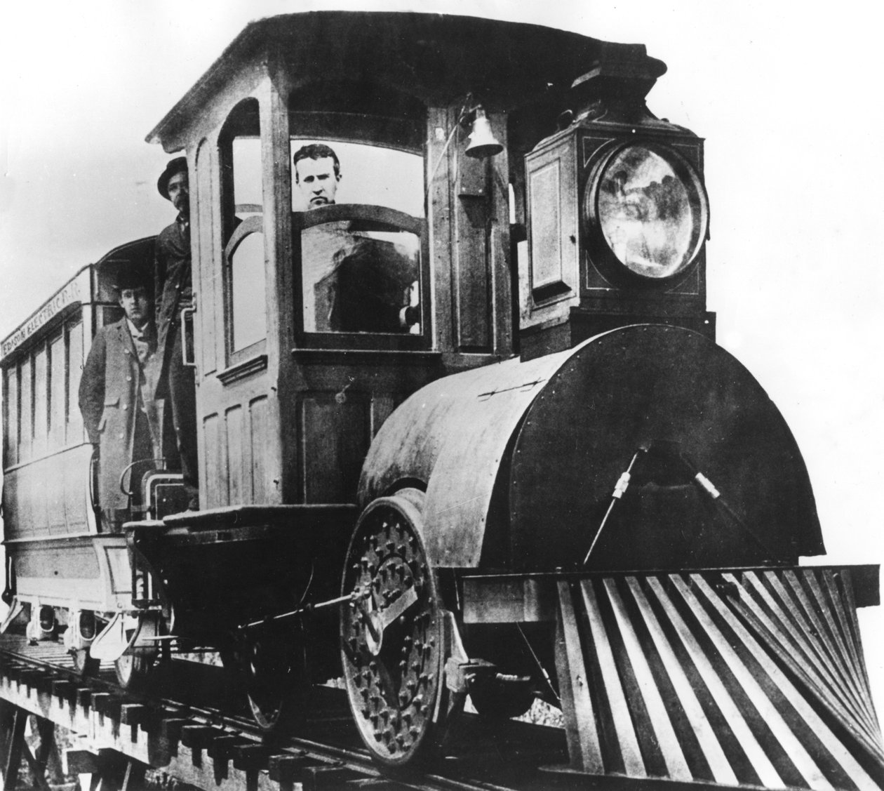 Americký vynálezce Thomas Alva Edison na palubě elektrické železnice, 1892 od Unbekannt