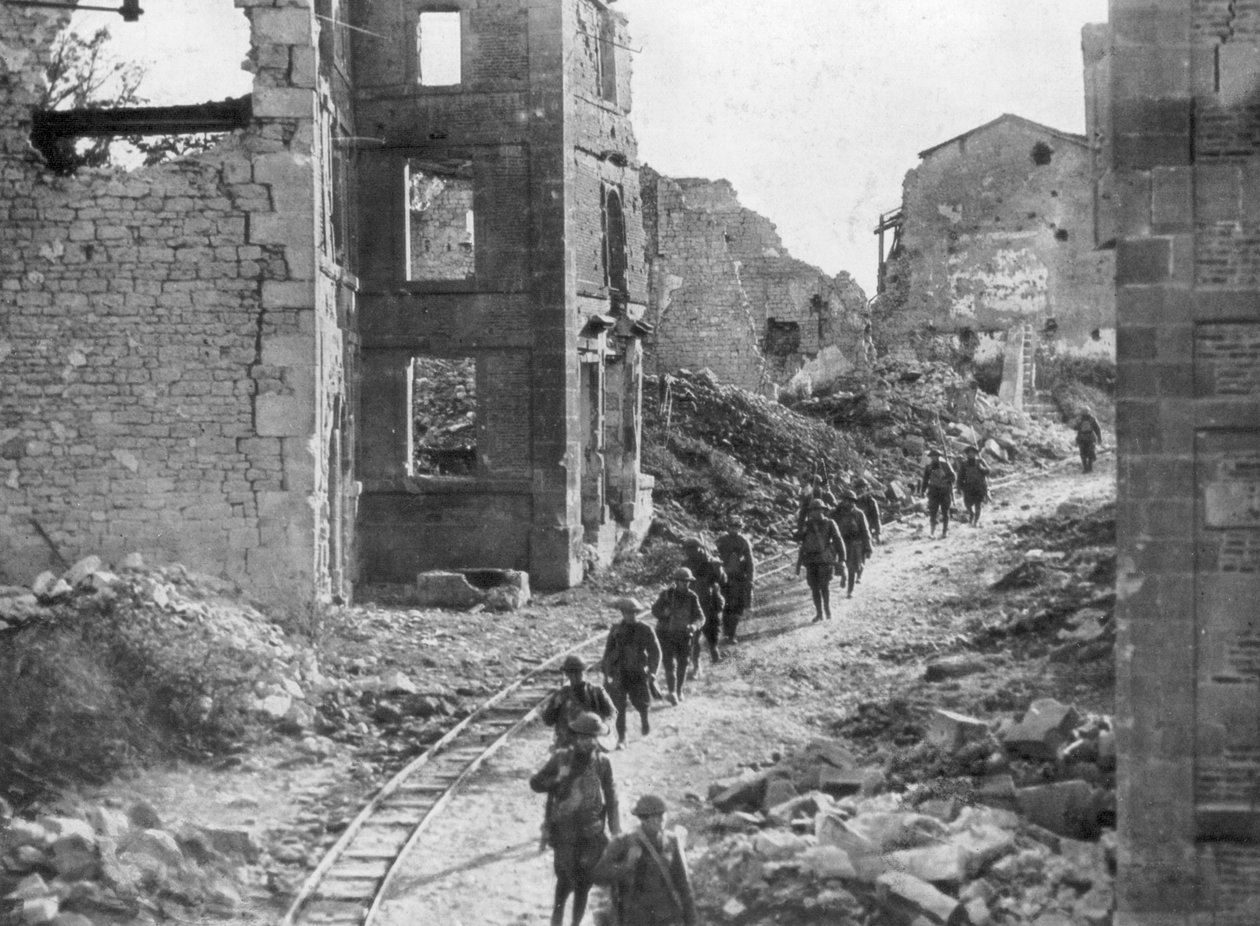 Američtí vojáci procházející ruinami Varennes, Meuse-Argonne Offensive, Francie, 1918 od Unbekannt