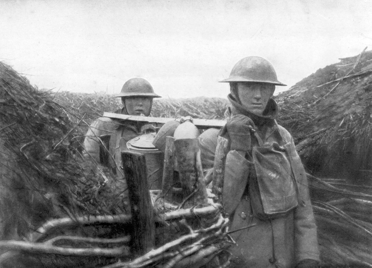 Američtí vojáci na frontě dodávající polévku svým kamarádům, 1917-1918 od Unbekannt