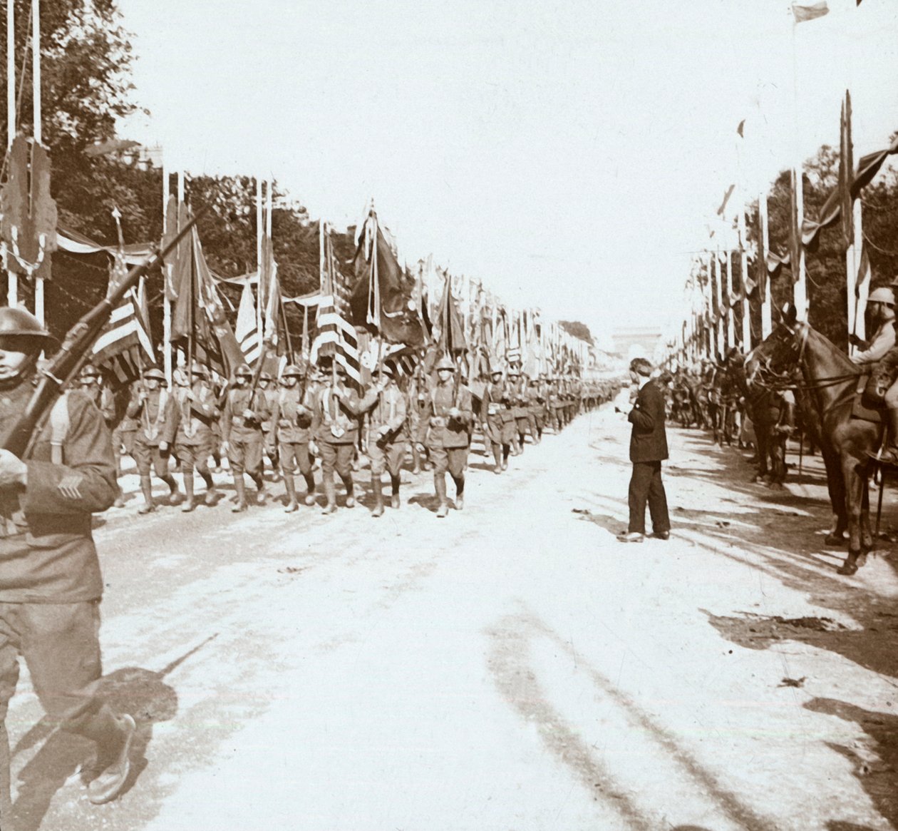 Americké jednotky pochodující ve vítězné přehlídce, Paříž, Francie, c1918-c1919 od Unbekannt