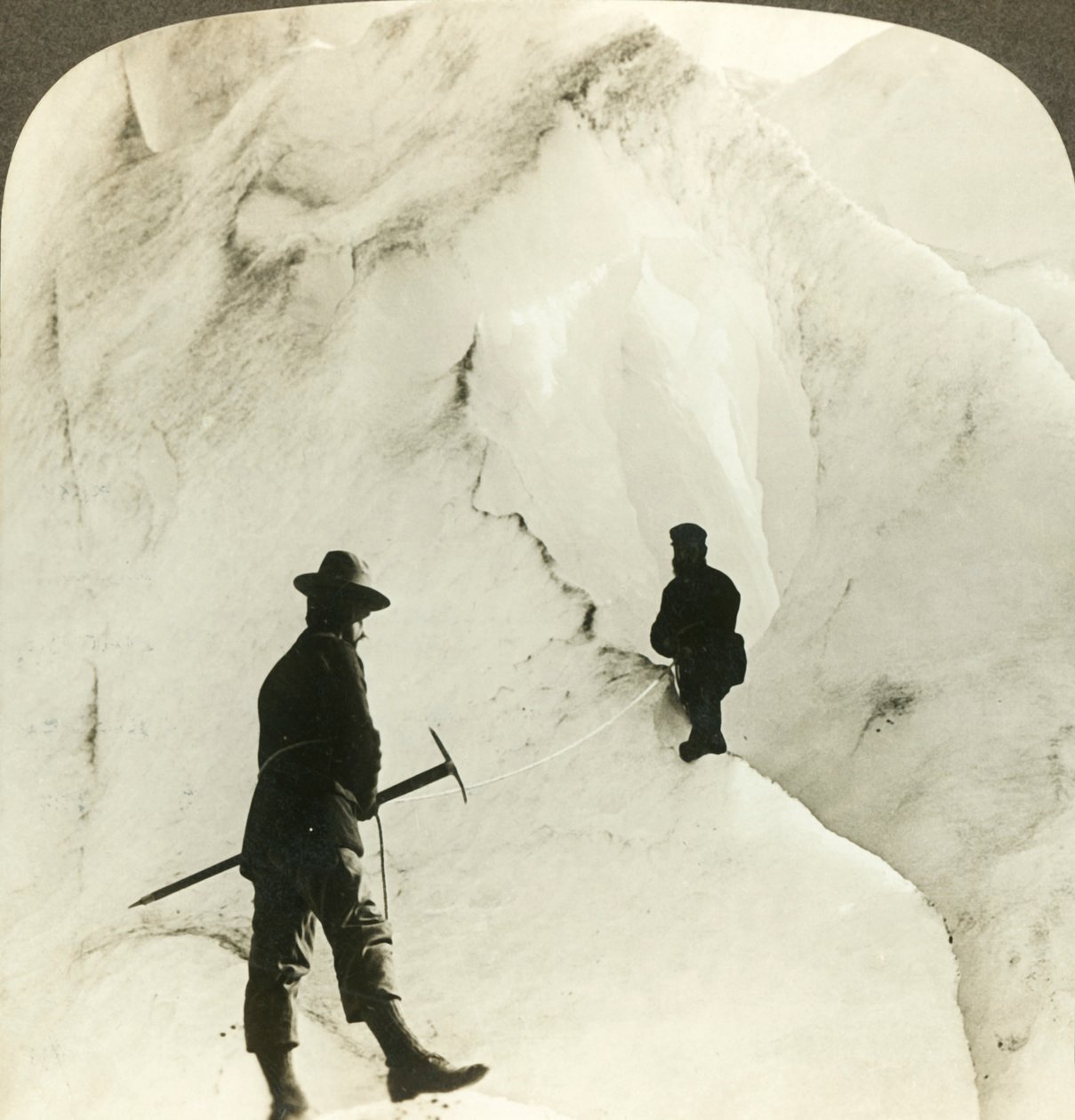 Mezi horami a propastmi ledu - obrovské trhliny ledovce Brigsdal, - Norsko, c1905. od Unbekannt