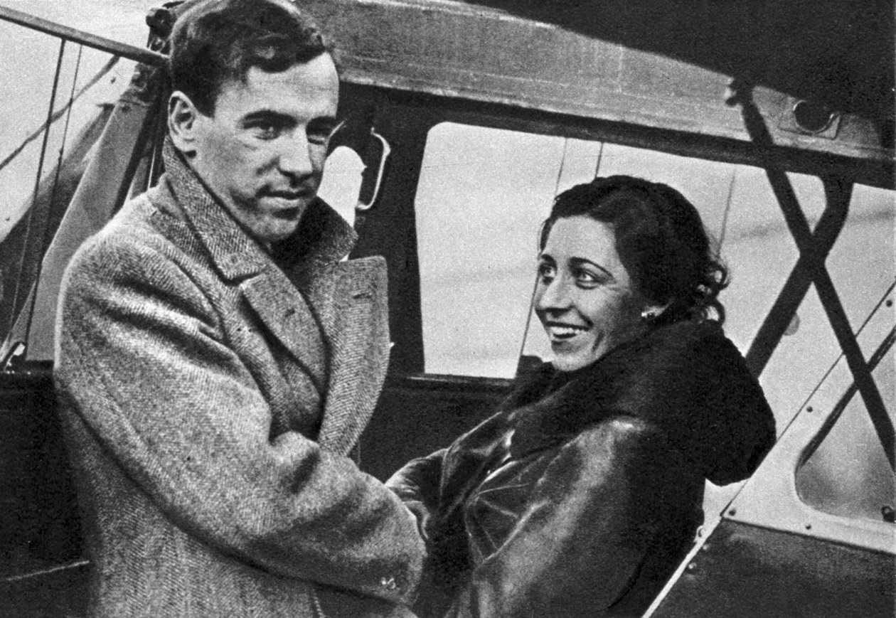 Amy Johnson, britská letkyně, se chystá vyrazit do Kapského Města, 1932. od Unbekannt