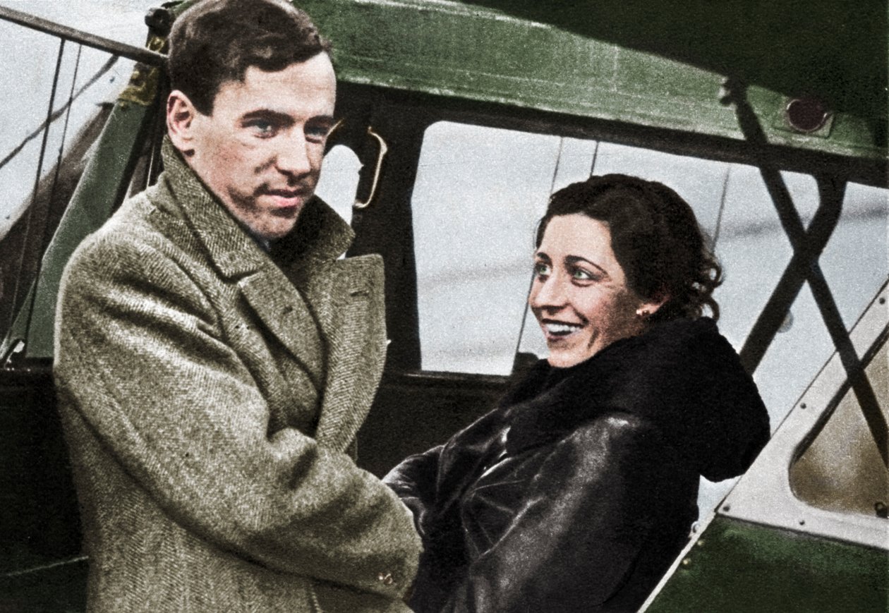 Amy Johnson, britská letkyně, se chystá vyrazit do Kapského Města, 1932. od Unbekannt