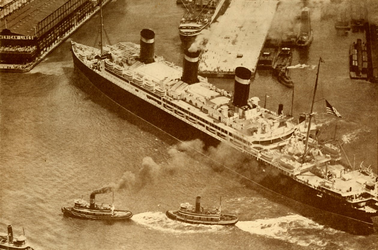 Letecká fotografie Leviathana vlečeného malými remorkéry do jejího doku v New Yorku, c1930 od Unbekannt