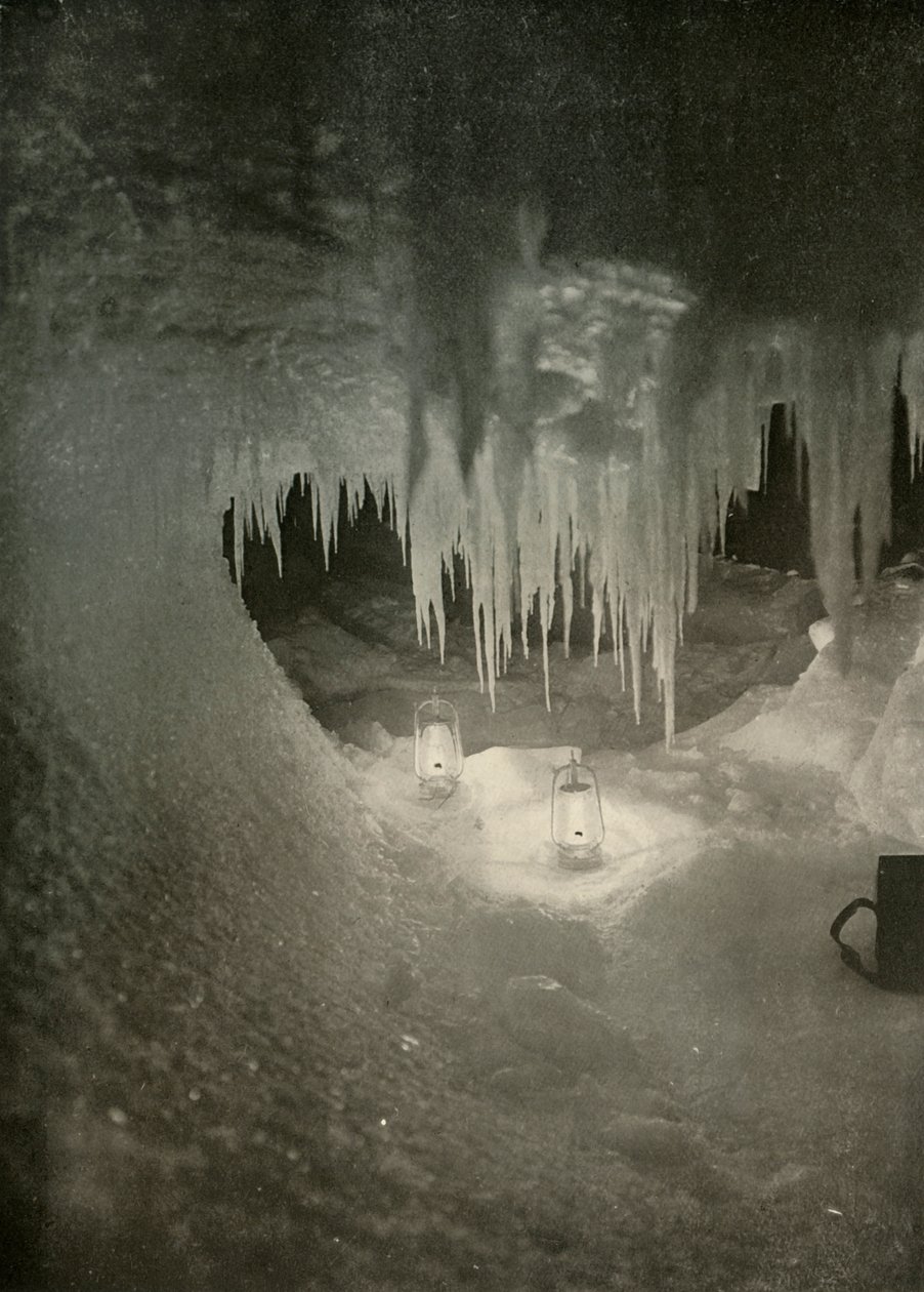 Ledová jeskyně v zimě. Fotografováno Light of Hurricane Lamps, c1908, 1909. od Unbekannt