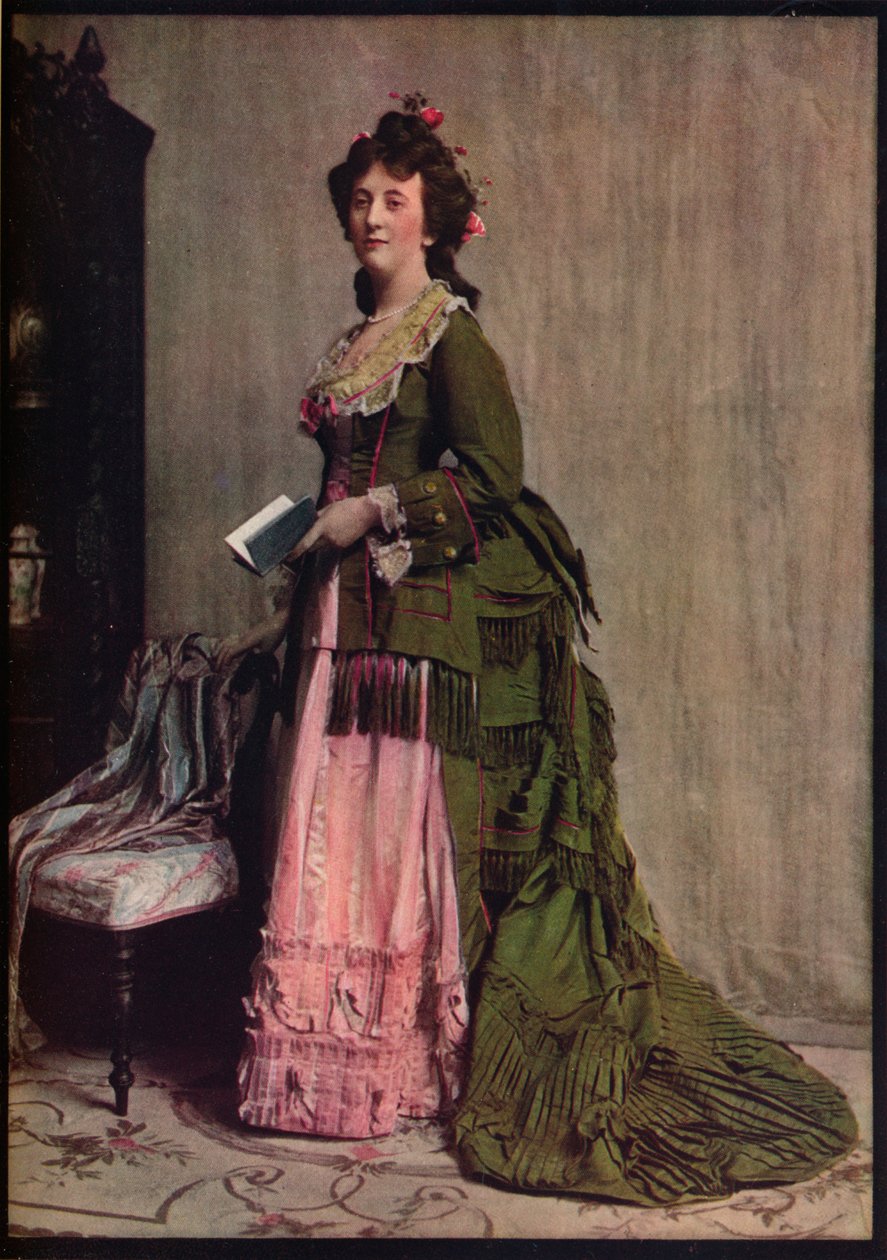 Odpolední šaty ze zeleného a růžového hedvábí. Velmi typické pro režimy mezi lety 1868 a 1878, c1913 od Unbekannt