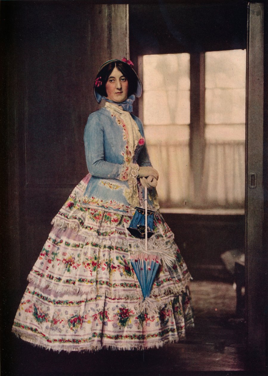 Vyšívaný kabát s krásnou hedvábnou gázovou sukní. V módě mezi 1850 a 1860, c1913 od Unbekannt