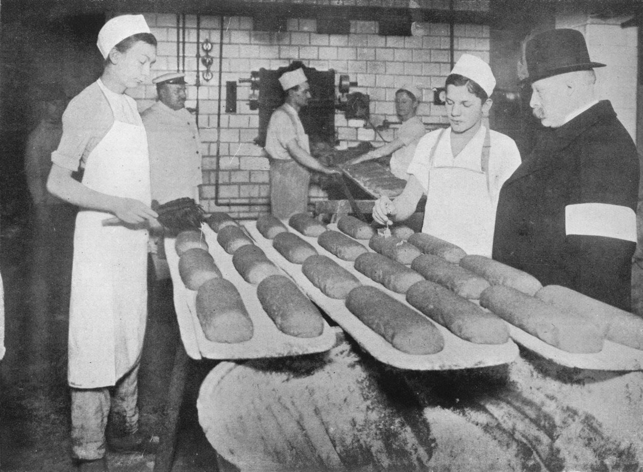 Inspektor na návštěvě berlínské pekárny, 1915. od Unbekannt