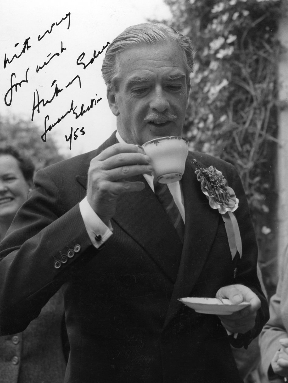 Anthony Eden, britský konzervativní politik, popíjející šálek čaje, 1955 od Unbekannt