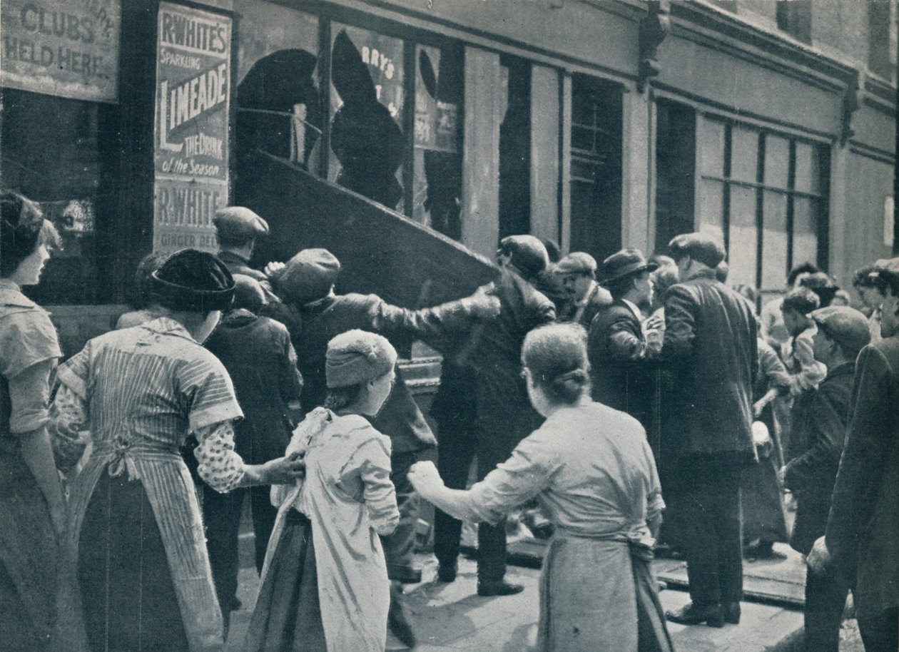 Protiněmecké nepokoje v Londýně: Dav vrážející do výloh německého obchodu, c1914 od Unbekannt