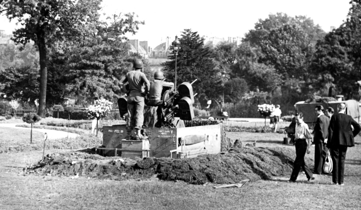 Pozice protiletadlových děl v zahradě Tuileries, osvobození Paříže, srpen 1944 od Unbekannt