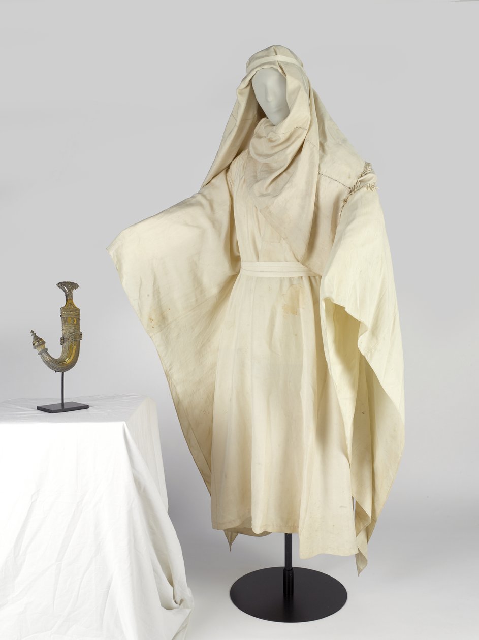 Arabské róby a čelenka, známá jako keffiyah, patřící T E Lawrence (hedvábí) od Unbekannt