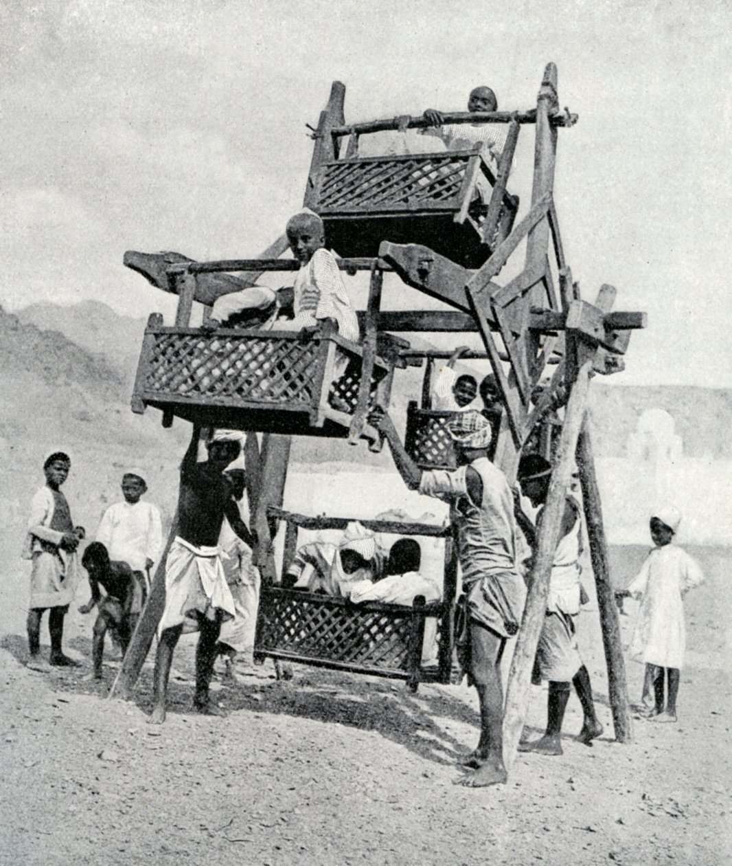 Arabské děti si užívají velké kolo, 1922 od Unbekannt