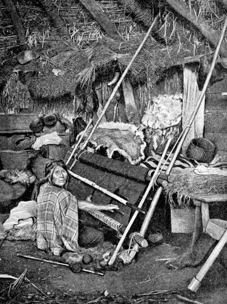 Araucanian woman weaving, Chile, 1922 od Unbekannt