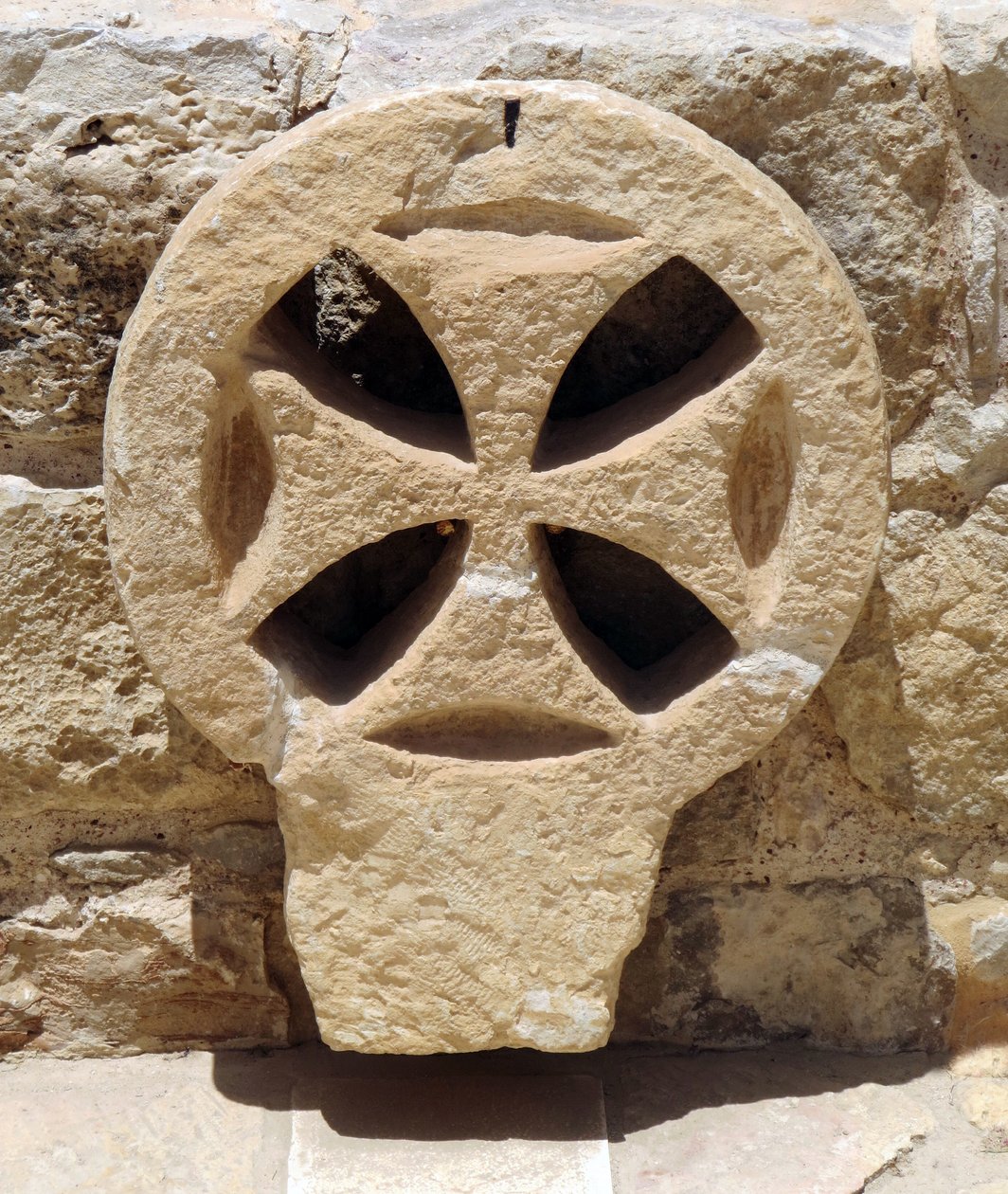 Detail architektonického okna z byzantského kostela v oblasti Judea a Samaří, Západní břeh (kámen) od Unbekannt