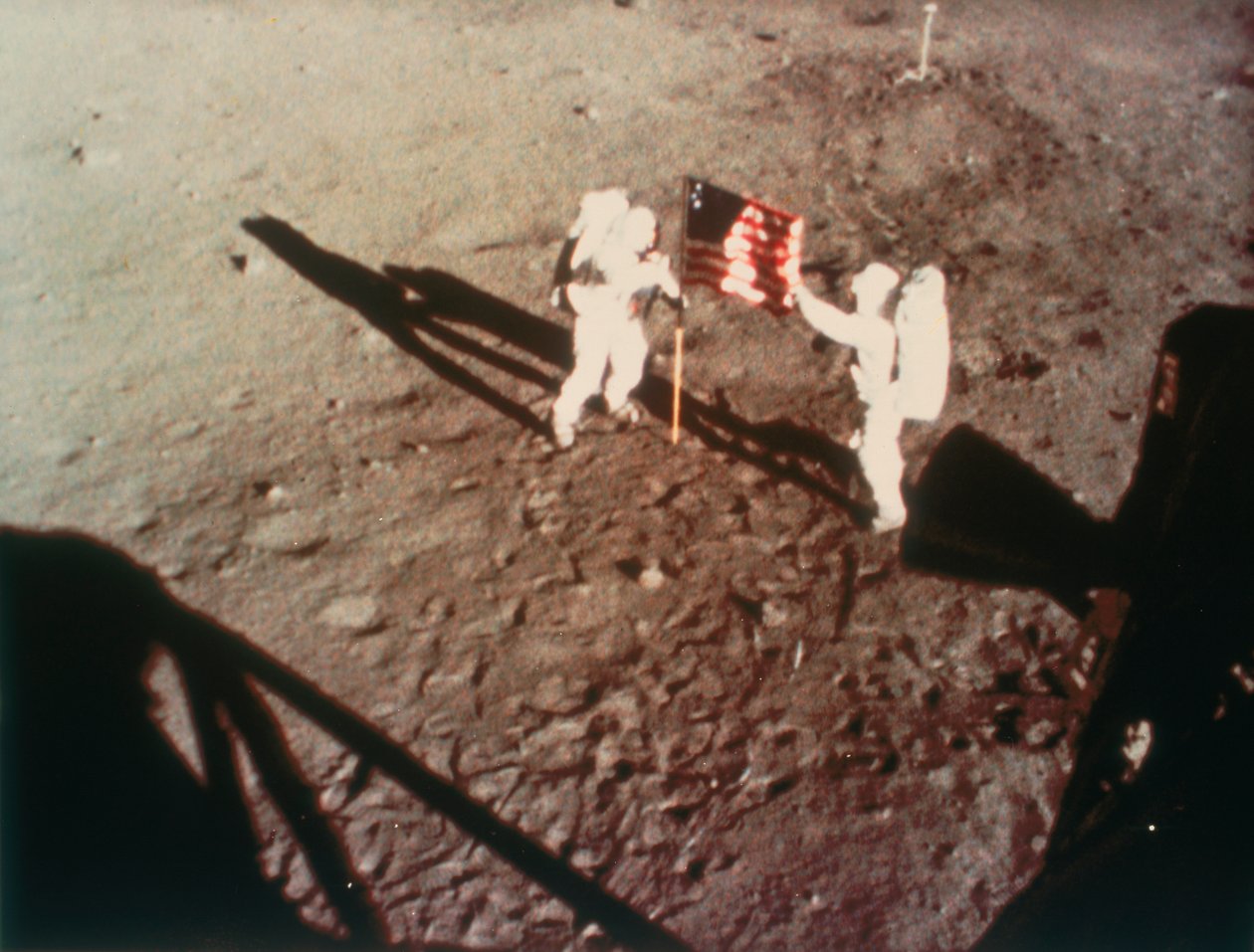 Armstrong a Aldrin rozvinuli americkou vlajku na Měsíci, 1969 od Unbekannt