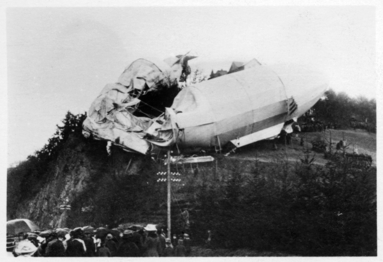 Armádní Zeppelin Z2 LZ5 uvízl poblíž Weilburgu během bouře, Německo, 1910 1933 od Unbekannt
