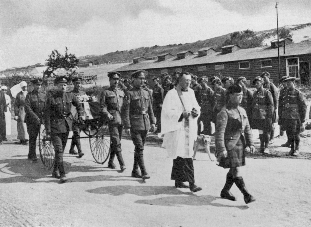 Armádní kaplan sloužící na pohřbu sestry zabité při náletu na britskou základnu poblíž Etables, 1918 od Unbekannt