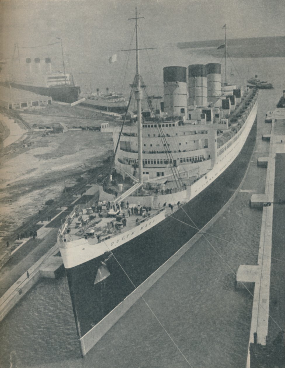 Příjezd RMS Cunard White Star parníku Queen Mary do King George V Graving Dock, 1936 od Unbekannt