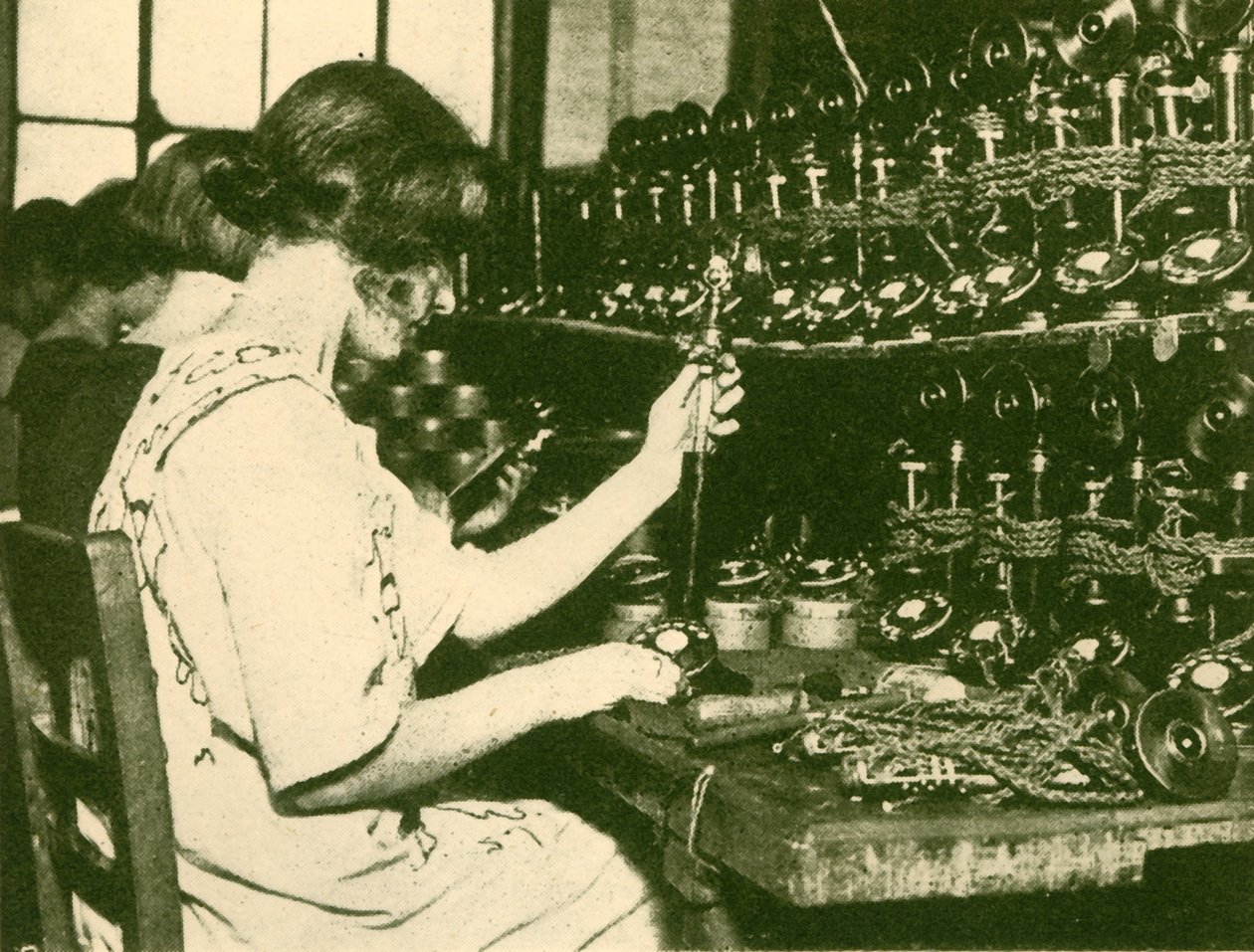 Sestavení nových automatických telefonů připravených k distribuci předplatitelům, c1930. od Unbekannt