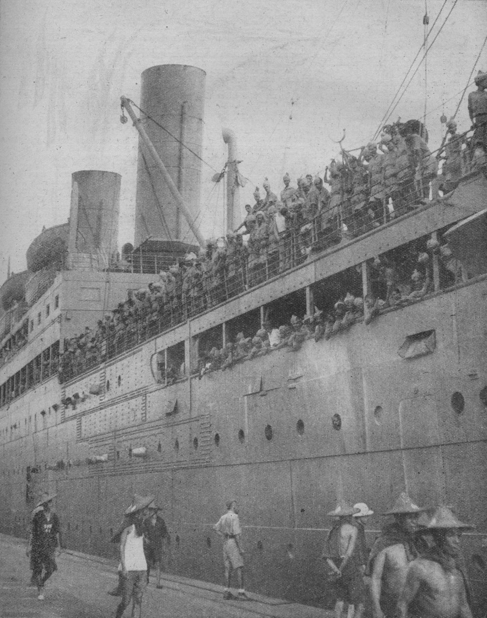 Do Singapuru přijíždějí indické jednotky, aby se zúčastnily obrany velké pevnosti-port., 1941. od Unbekannt