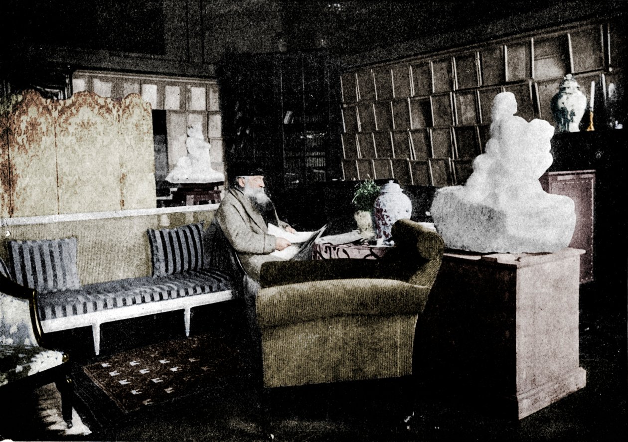 Auguste Rodin mezi svými knihami V 77 Rue De Varenne, c1900 od Unbekannt