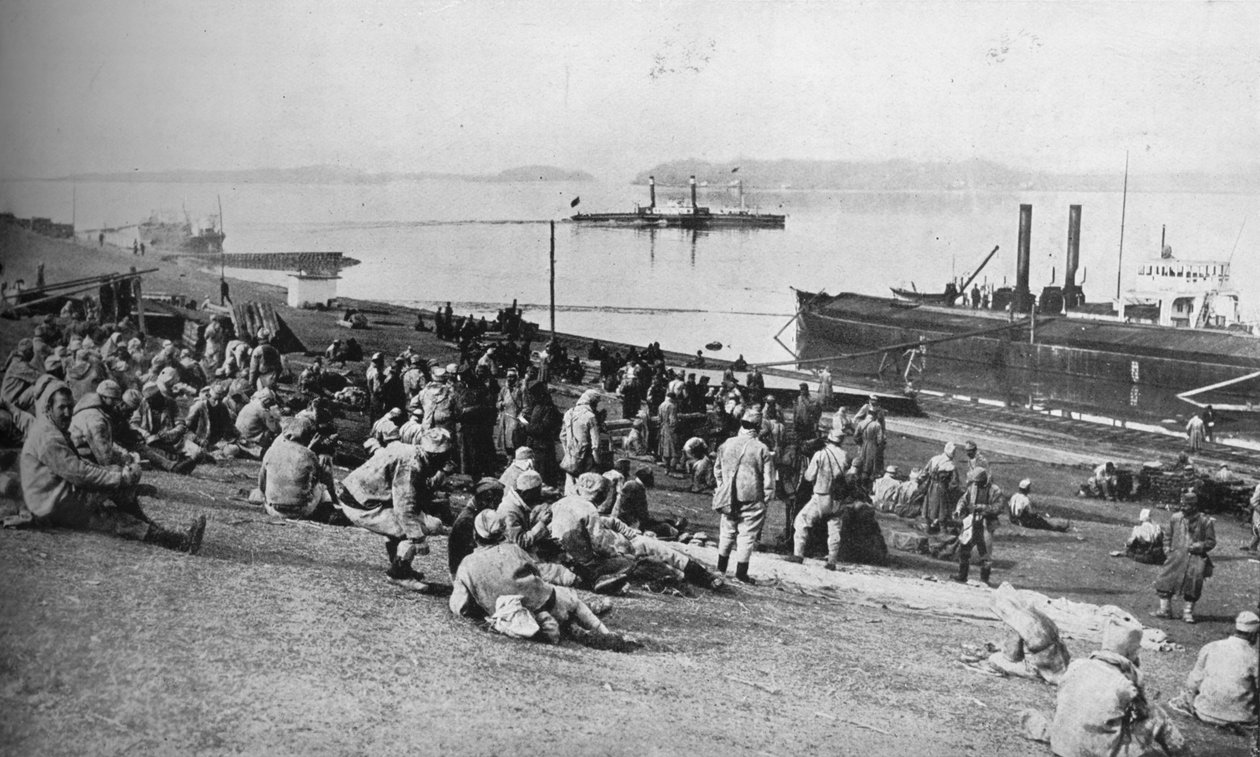 Rakouští zajatci zajatí Srby odpočívající v poledne na břehu Dunaje, 1915. od Unbekannt