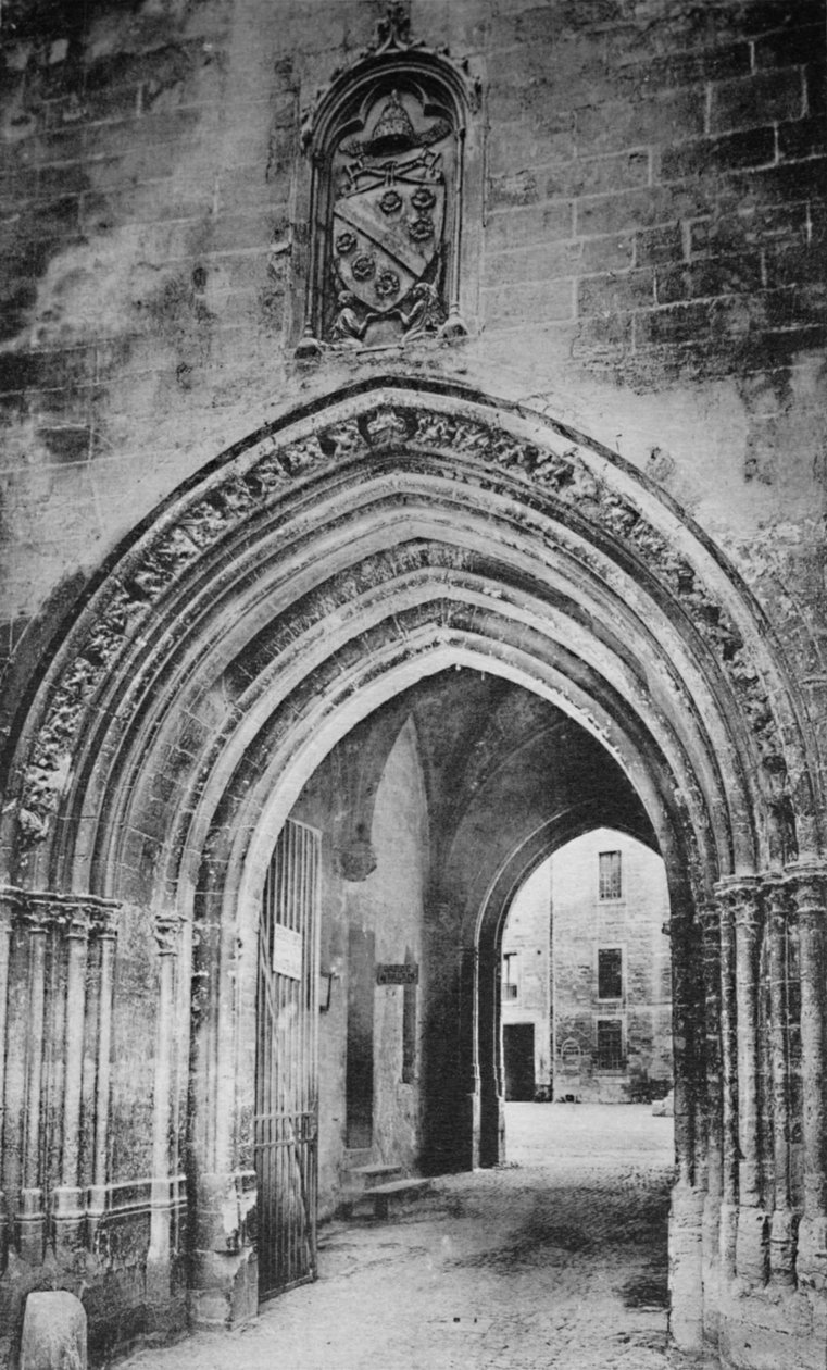 Avignon - Papežský palác. - Hlavní vchod. - And Heraldika Clémenta VI, c1925 od Unbekannt