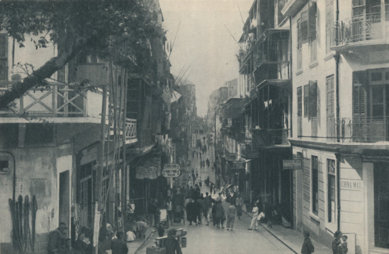 Balkonové budovy lidnaté obchodní silnice vedoucí na východ a západ, c1935 od Unbekannt