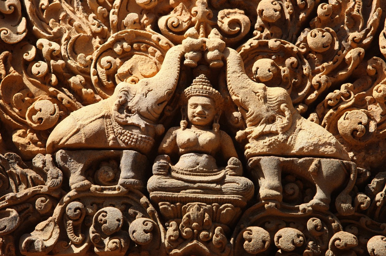 Chrám Banteay Srei v Angkoru v Kambodži. Lakshmi, hinduistická bohyně bohatství a manželka boha Višnua, je pokropena svěcenou vodou dvěma slony Siem Reap Kambodža od Unbekannt