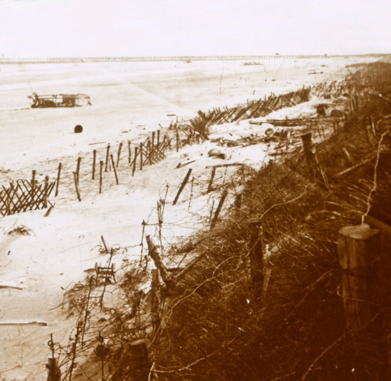 Bariéry z ostnatého drátu na pláži, Nieuwpoort-Bad, Flandry, Belgie, c1914-c1918 od Unbekannt