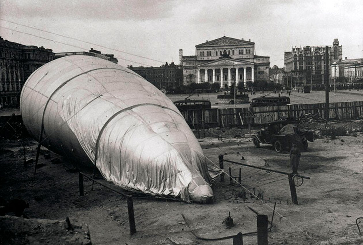 Barážový balón ve Velkém divadle, Moskva, SSSR, 1942 od Unbekannt