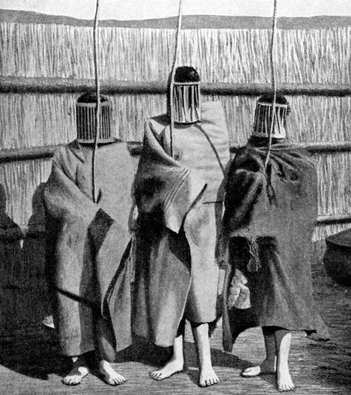 Basuto dívčí nevěsty během období zasvěcení do dospělé kmenové společnosti, Lesotho, 1922 od Unbekannt