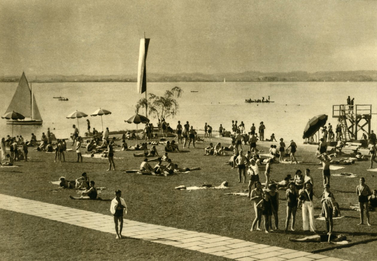 Koupající se na břehu Bodamského jezera, Bregenz, Rakousko, c1935. od Unbekannt