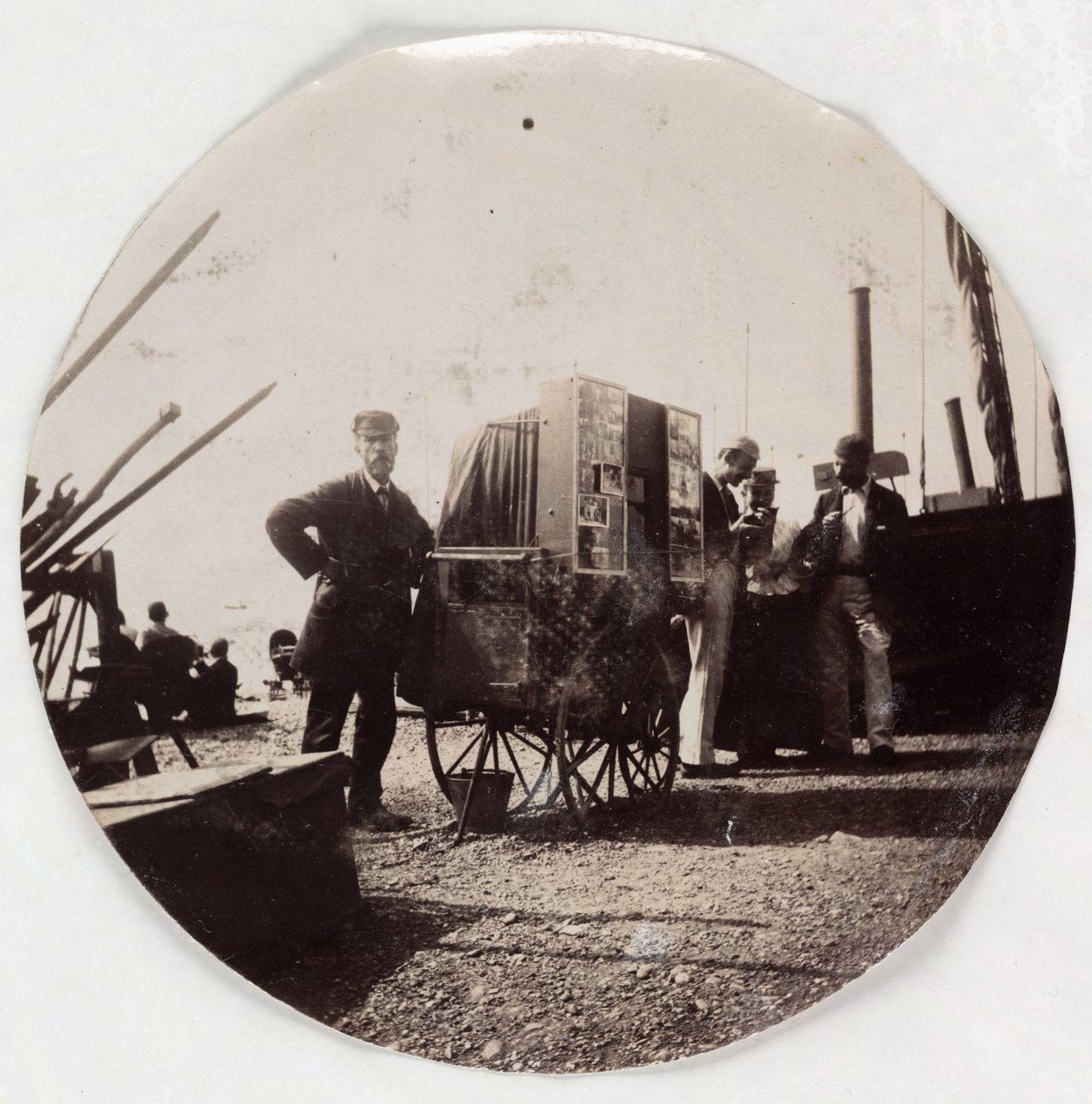 "Plážový fotograf", verze 1890 od Unbekannt