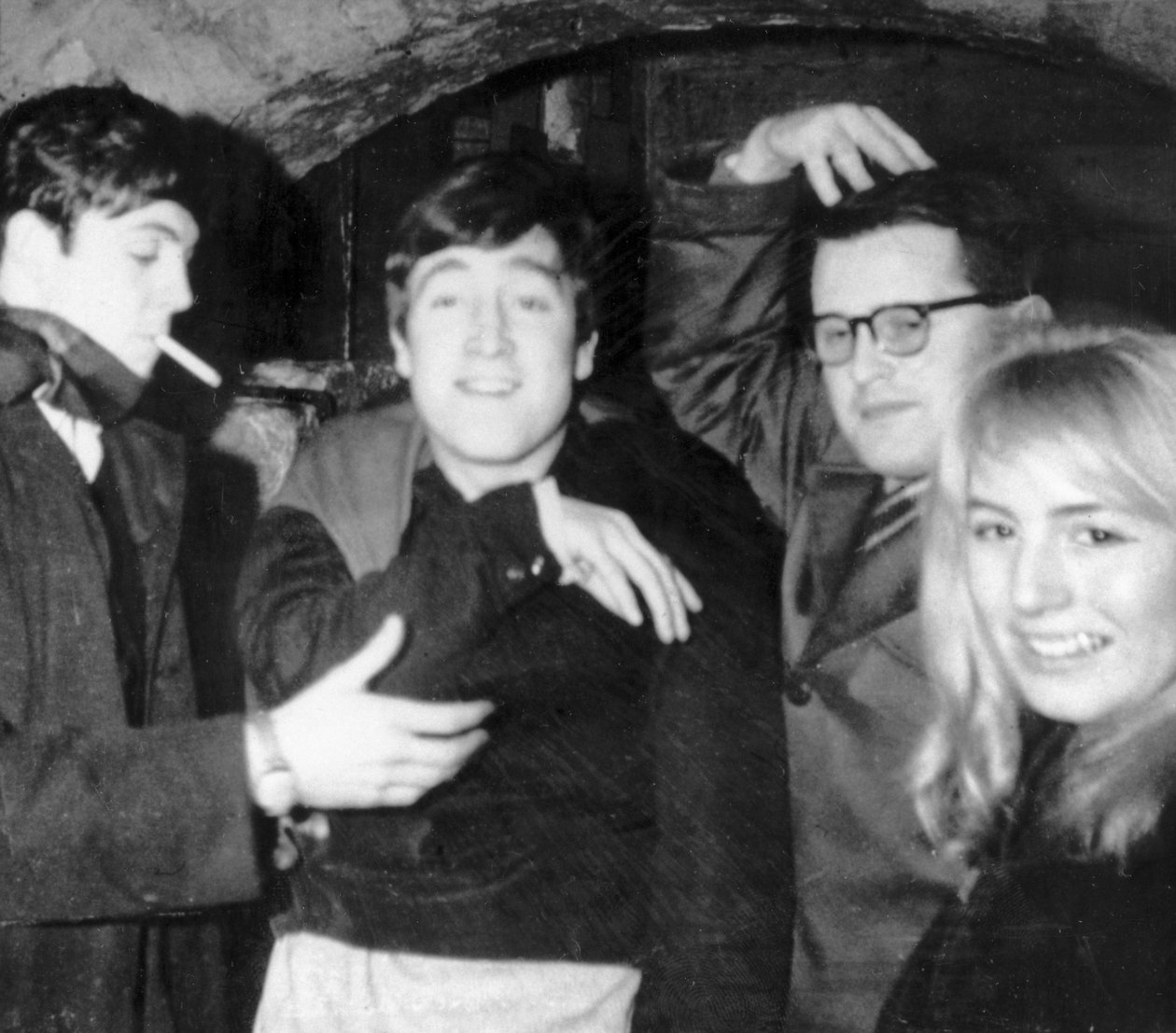 Beatles John Lennon a Paul McCartney v Cavern Clubu c 1960 od Unbekannt