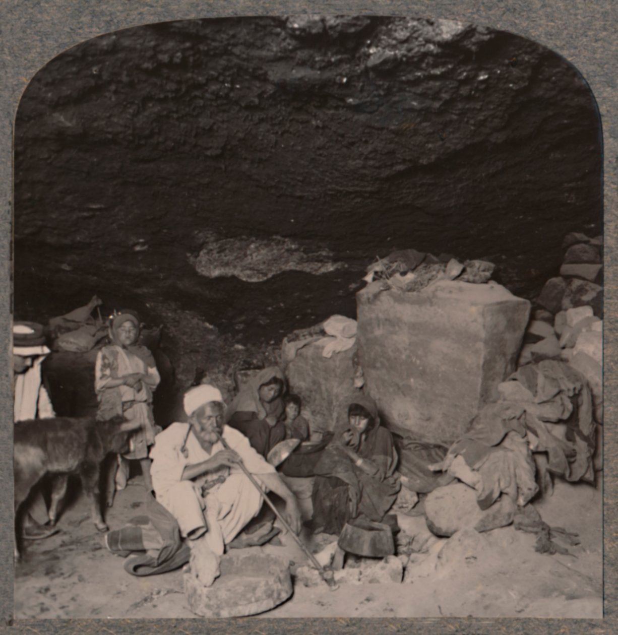 Beduínští obyvatelé jeskyní ve svých jeskyních, kolem 1900 od Unbekannt